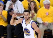 西蒙斯险胜库里，迎来胜利关键表现点燃全场！